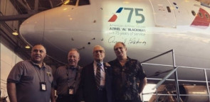 Homem que nunca faltou em 75 anos em empresa aérea ganha nome em avião