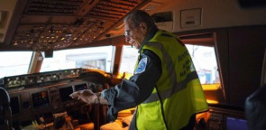 Homem que nunca faltou em 75 anos em empresa aérea ganha nome em avião