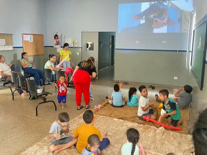 Crianças assistem filme e participam de brincadeiras enquanto aguardam atendimento (Foto: Rodrigo Pirola/Prefeitura de Dourados)