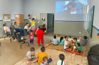 Crianças assistem filme e participam de brincadeiras enquanto aguardam atendimento (Foto: Rodrigo Pirola/Prefeitura de Dourados)