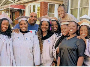 Família Lawrence reunida cheia de alegria. As 6 irmãs se formam enfermeiras juntas. – Foto: Reprodução/People