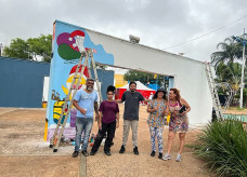Artistas visuais durante a produção dos trabalhos na Praça Antônio João – Fotos: Kátia Kuratone/Prefeitura de Dourados
