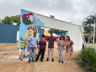 Artistas visuais durante a produção dos trabalhos na Praça Antônio João – Fotos: Kátia Kuratone/Prefeitura de Dourados