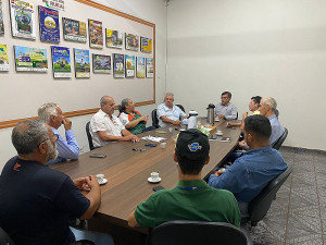 Legenda: Pesquisadores apresentaram projeto para convivência harmônica entre sojicultores e apicultores no Sindicato Rural de Dourados