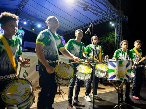 Em 2022 a Escola de Samba esteve em Dourados e a apresentação levou centenas de pessoas à praça (Foto: Arquivo Assecom)