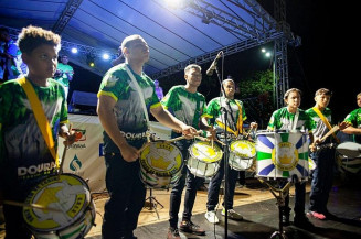Em 2022 a Escola de Samba esteve em Dourados e a apresentação levou centenas de pessoas à praça (Foto: Arquivo Assecom)