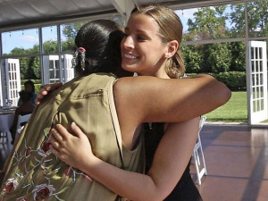 Fornecido por Prisa Noticias Sarah Cummins abraça a uma de suas convidadas, Janice Williamson-Cox, a sua chegada ao centro de recepções Ritz Charles.