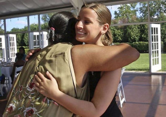 Fornecido por Prisa Noticias Sarah Cummins abraça a uma de suas convidadas, Janice Williamson-Cox, a sua chegada ao centro de recepções Ritz Charles.