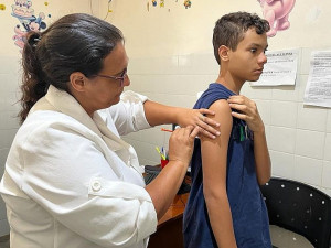 Augusto Baller, 13 anos, foi levado pelo pai para se vacinar (Foto: Rogério Vidmantas/Prefeitura de Dourados)