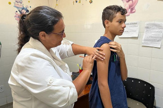 Augusto Baller, 13 anos, foi levado pelo pai para se vacinar (Foto: Rogério Vidmantas/Prefeitura de Dourados)