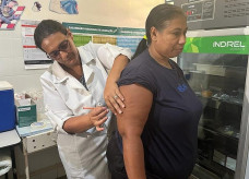 A vendedora Maria Aparecida Santana Carvalho Gonçalves é uma das mulheres que se vacinaram (Foto: Rogério Vidmantas/Prefeitura de Dourados)