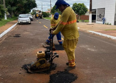 Ruas do bairro recebem equipe de tapa buracos (Foto: Rodrigo Pirola/Prefeitura de Dourados)