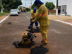 Ruas do bairro recebem equipe de tapa buracos (Foto: Rodrigo Pirola/Prefeitura de Dourados)