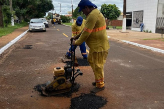 Ruas do bairro recebem equipe de tapa buracos (Foto: Rodrigo Pirola/Prefeitura de Dourados)