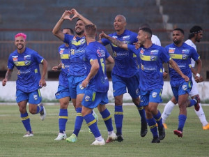 Jogadores comemoram gol de Nonato, o primeiro do jogo (Foto: Franz Mendes)