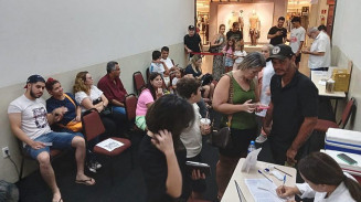 População que recebeu a vacina no Shopping Avenida Center também preencheu formulário para melhorar o atendimento / Foto: Assecom