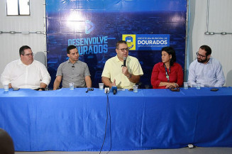 Secretário Lucena, prefeito Alan Guedes e Dinaci Ranzi, da Fiocruz (Foto: Leandro Silva/Prefeitura de Dourados)