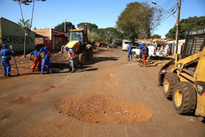 Tapa-buraco chega à rua Dom João VI e segue na região norte