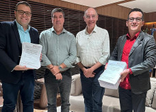 Prefeito Alan Guedes e governador Eduardo Riedel juntos com Hélio Peluffo e Everson Cordeiro (Foto: Divulgação)