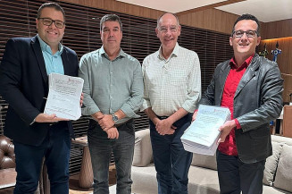 Prefeito Alan Guedes e governador Eduardo Riedel juntos com Hélio Peluffo e Everson Cordeiro (Foto: Divulgação)