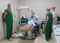 Primeira cirurgia de catarata dentro do programa foi realizada em março do ano passado (Foto: Assecom)