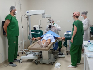 Primeira cirurgia de catarata dentro do programa foi realizada em março do ano passado (Foto: Assecom)