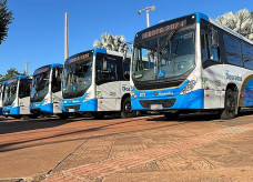 Novos ônibus foram expostos na Praça Antônio João (Foto: Rodrigo Pirola/Prefeitura de Dourados)