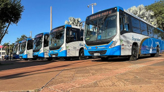 Novos ônibus foram expostos na Praça Antônio João (Foto: Rodrigo Pirola/Prefeitura de Dourados)