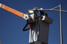 Serviço deve ser feito em mais de 14 mil pontos de iluminação pública de Dourados (Foto: Marcos Macedo/Prefeitura de Dourados)