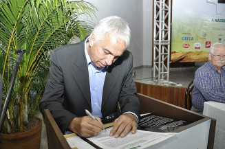 Presidente Lúcio Damália assinou o termo durante a solenidade de abertura da 52ª Expoagro