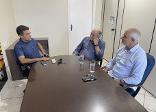 Marçal Filho reunido com o deputado federal Luiz Ovando e o vereador Sérgio Nogueira