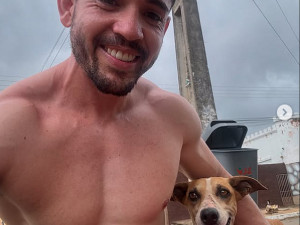 A cachorrinha caramelo Runna, seguiu o corredor Adailton por 26km, no Distrito Federal e, no final, foi adotada por ele! - Foto: @adailtonroger/Instagram