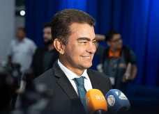 Prefeito eleito atendeu as emissoras de TV ao chegar para a solenidade na Câmara Municipal