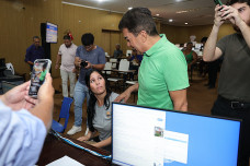 Foto: A. Frota Prefeito Marçal Filho acompanhou o primeiro dia de inscrições de pré-matrícula na Central e nas escolas de Dourados