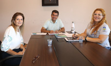 Foto: Flávio Verão       Marçal Filho reunido no Gabinete com a secretária Gisella Melo e com a interina Sandra Giselly