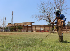 Equipes da Semsur trabalham em mutirão de limpeza em espaço público de Dourados. Foto: A Frota