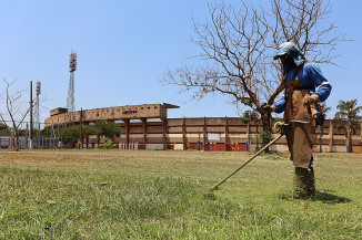 Equipes da Semsur trabalham em mutirão de limpeza em espaço público de Dourados. Foto: A Frota