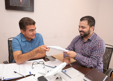 Diretor-presidente da Agehab, Éder Felipe, entrega ao prefeito Marçal Filho a Portaria número 47/2025 do Ministério das Cidades: 100 moradias para Dourados. Foto: A Frota