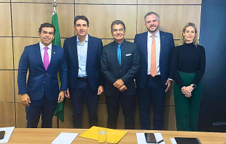 O prefeito Marçal Filho e o deputado Beto Pereira com o ministro Silvio Costa, com o secretário de Aviação Civil Tomé Franca e com a diretora Luíza de Amorim, no Ministério de Portos e Aeroportos. Foto: Divulgação