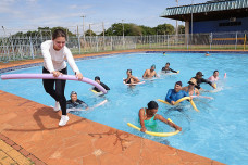 Hidroginástica é uma das modalidades oferecidas no Jorjão de forma gratuita pela Prefeitura de Dourados. Foto: A. Frota