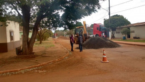 ​No Parque II, Prefeitura efetua remendo profundo em rua