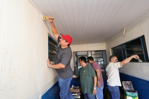 Mutirão de limpeza envolveu servidores de várias secretarias na manhã de sábado no posto de saúde do conjunto Izidro Pedroso. Foto: A. Frota