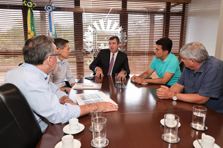 Prefeito Marçal Filho reunido com o governador Eduardo Riedel para discutir projetos de saúde e de infraestrutura para Dourados. Foto: A. Frota