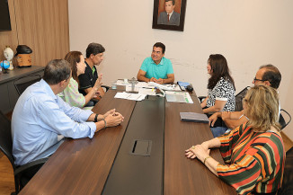 Prefeito Marçal Filho reunido com diretores da Associação de Apoiadores do Hospital de Amor de Dourados e com o presidente do Sicredi Centro Sul – Foto: A. Frota