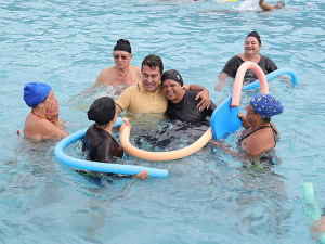 Prefeito Marçal acompanhou as atividades no Jorjão e se jogou na piscina durante a aula de hidroginástica – Fotos: A. Frota