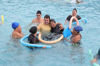 Prefeito Marçal acompanhou as atividades no Jorjão e se jogou na piscina durante a aula de hidroginástica – Fotos: A. Frota