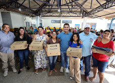 Ao simbólico marcou a entrega dos kits para os mais de 30 mil alunos da Rede Municipal em Dourados logo no primeiro dia de aula – Foto: A. Frota