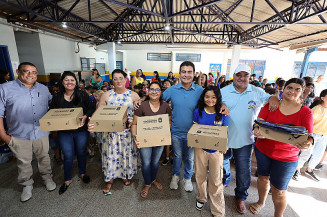 Ao simbólico marcou a entrega dos kits para os mais de 30 mil alunos da Rede Municipal em Dourados logo no primeiro dia de aula – Foto: A. Frota