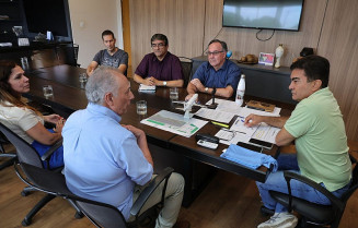 Marçal Filho reunido com Rudel Espíndola Trindade Júnior, secretários municipais e assessores do Detran. Foto: A. Frota