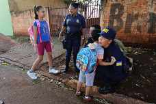 Guardas municipais constroem elo com crianças e adolescentes durante as rondas escolares. Foto: A. Frota